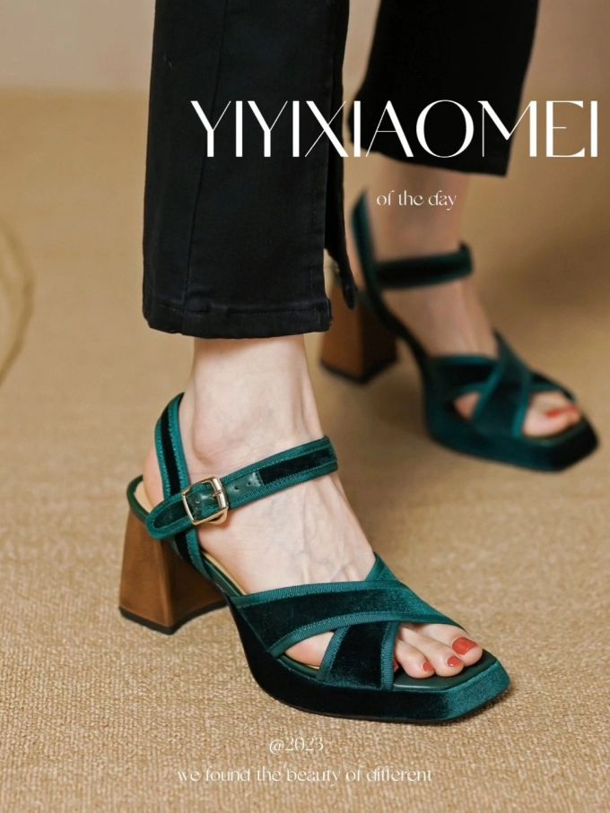 粗跟 无帮 袢扣 皮革 