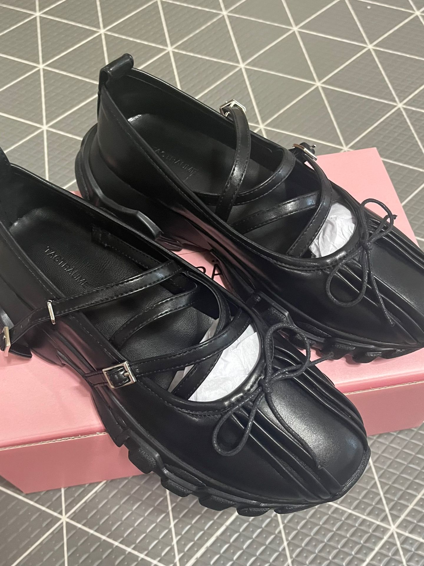 异形头-分趾 袢扣 中口鞋 皮革  - VALI鞋履AI设计主图