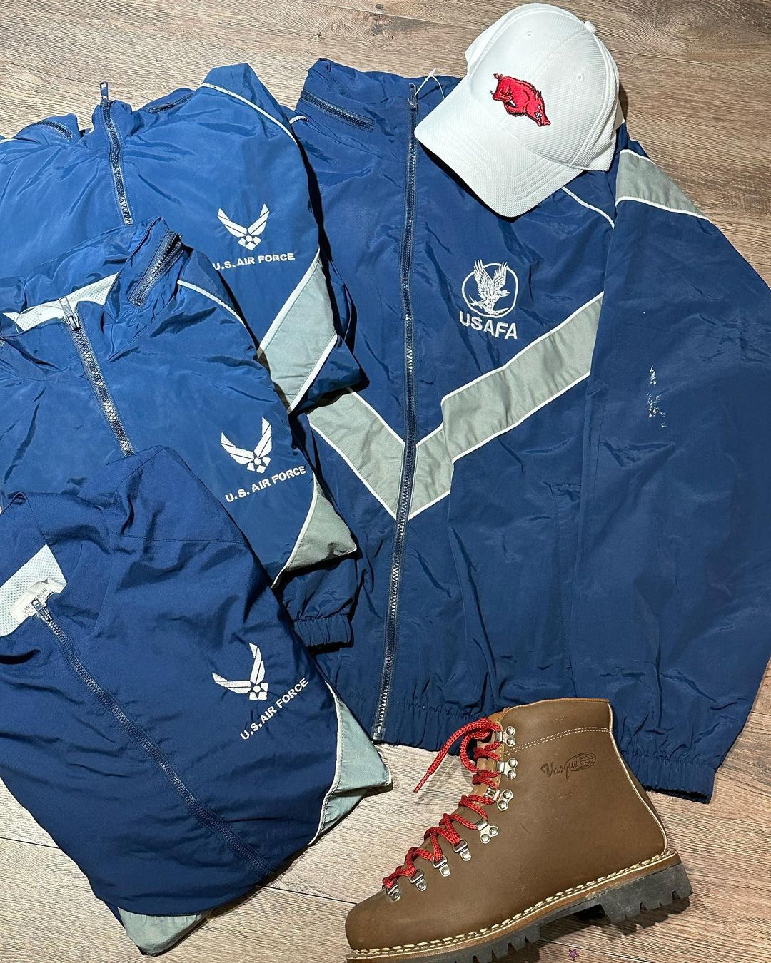 防护功能 连帽领 标志图案 撞色/渐变 拼接 波塞冬蓝 古典蓝 基础拉链  - VALI鞋履AI设计主图