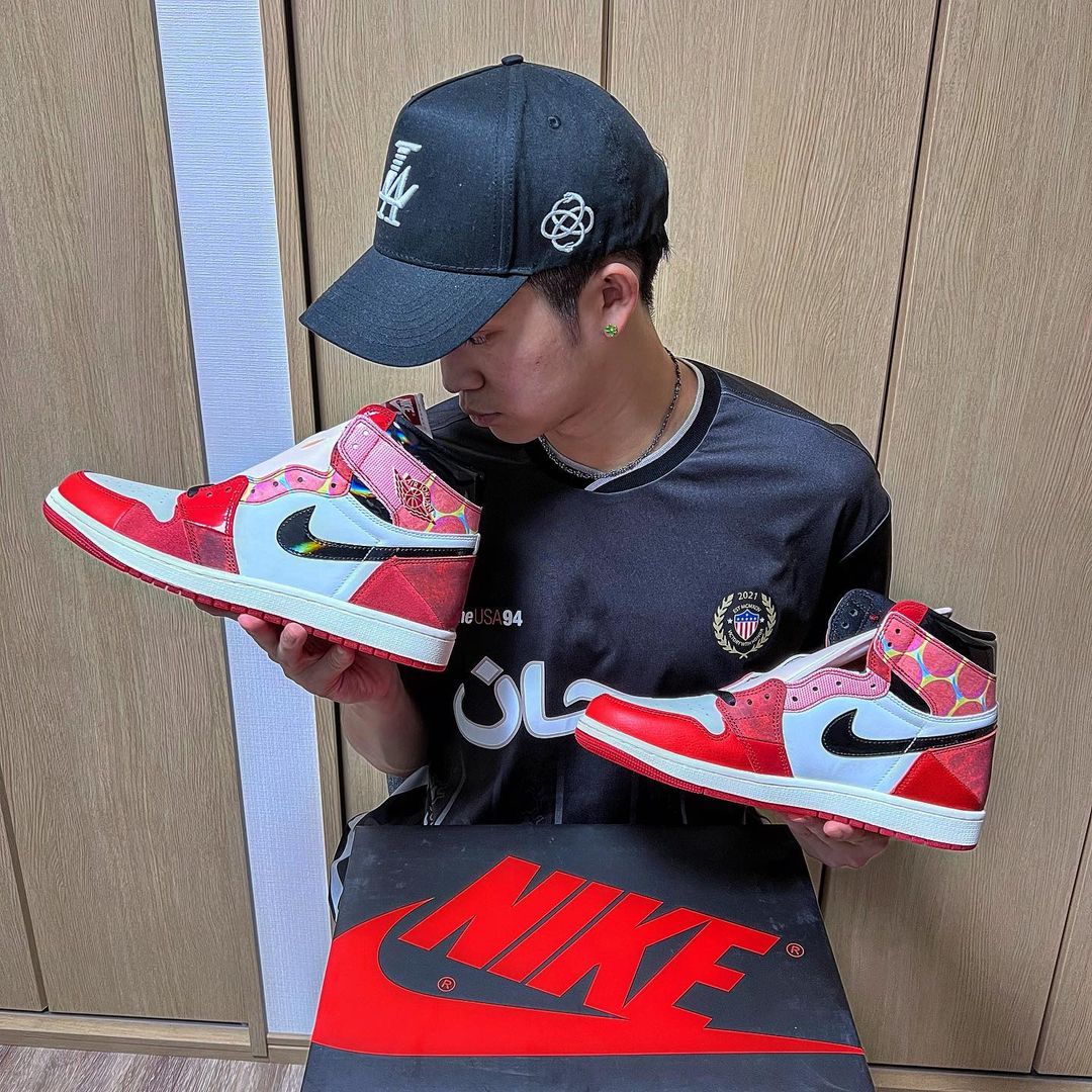 针织面料 H型 圆形领 文字图案 标志图案 撞色/渐变 贴布绣 印花 边缘装饰 夜蓝色 茜红 徽章  - VALI鞋履AI设计主图