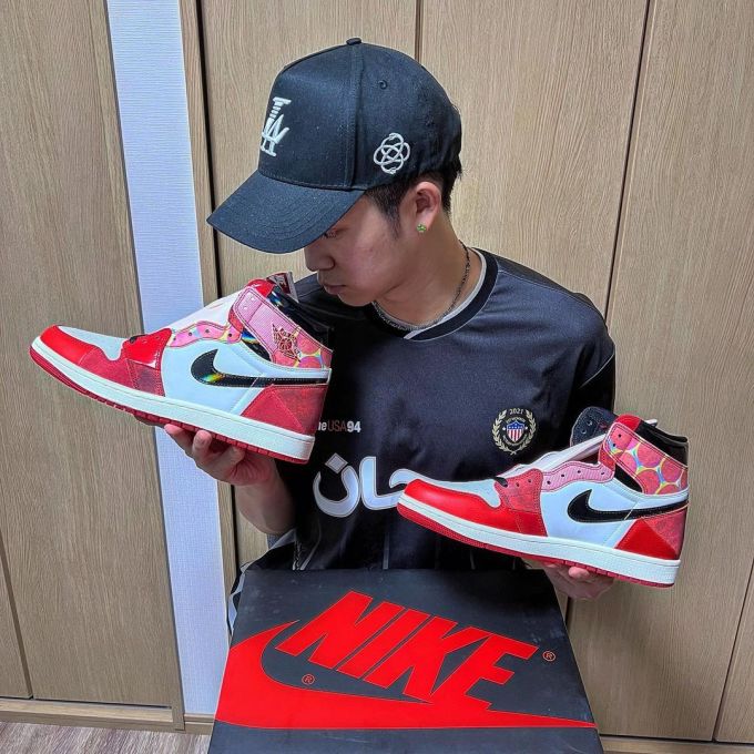 针织面料 H型 圆形领 文字图案 标志图案 撞色/渐变 贴布绣 印花 边缘装饰 夜蓝色 茜红 徽章 