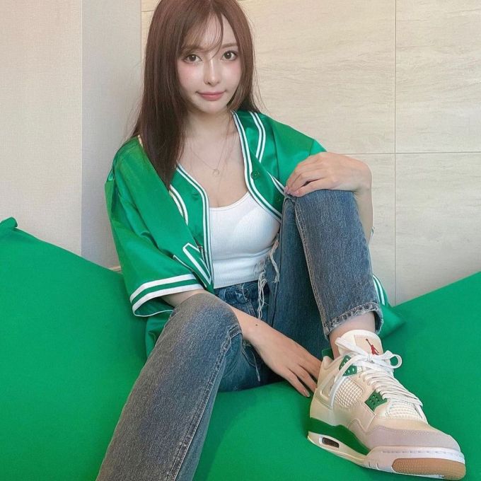 牛仔面料 洗水 边缘装饰 深青色 都市 性感 