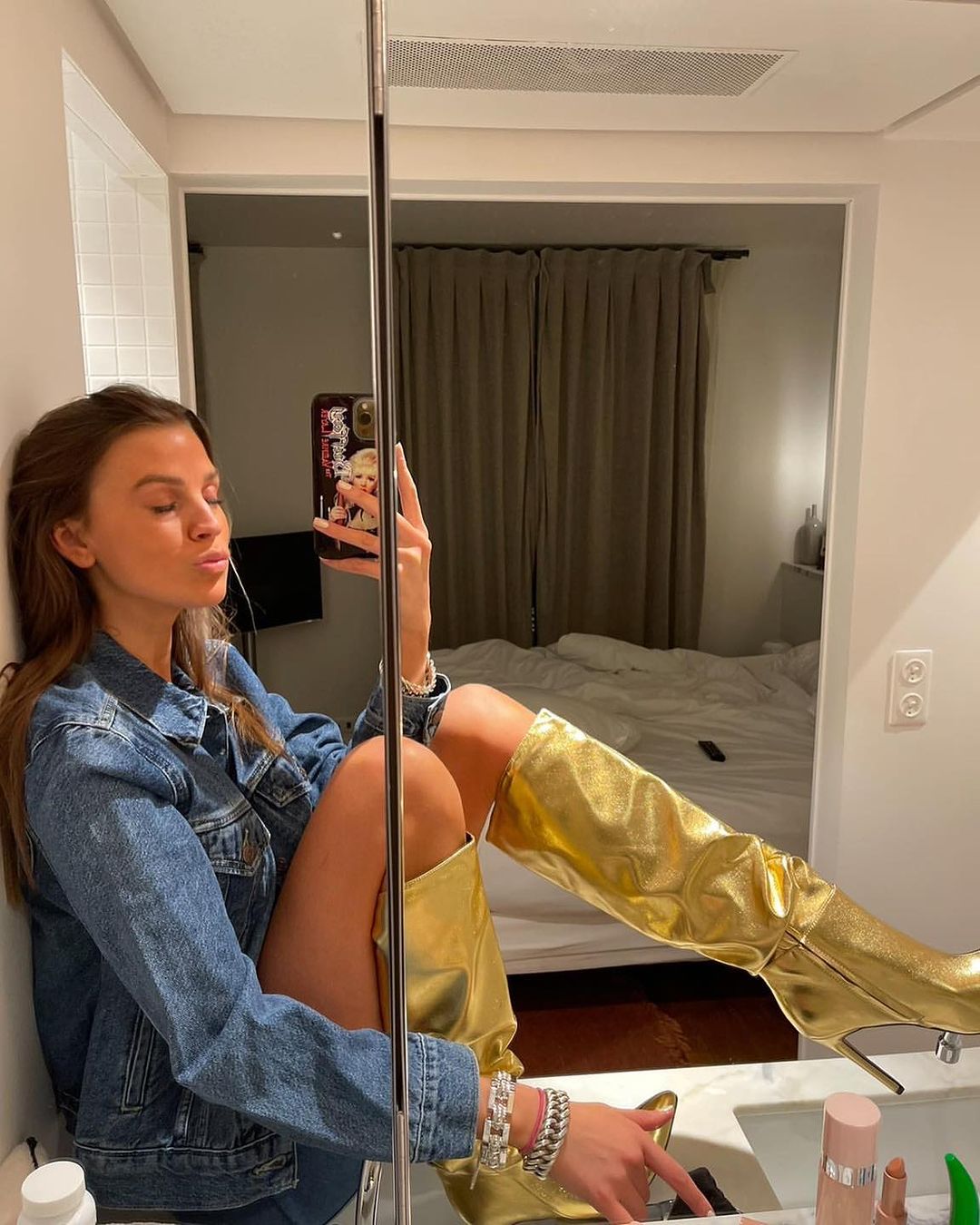 牛仔面料 H型 翻领 洗水 蓝黑色 基础扣饰  - VALI鞋履AI设计主图