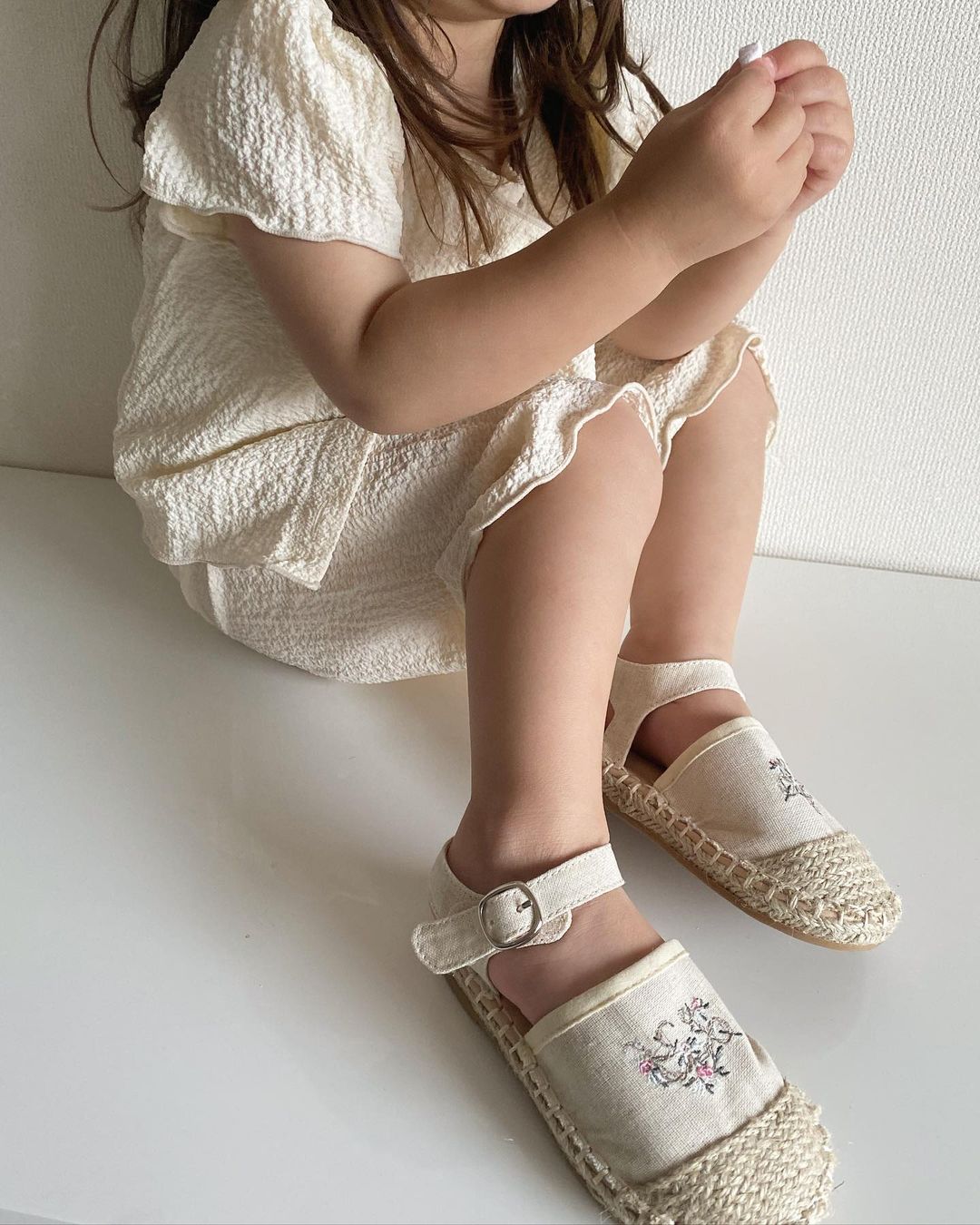 棉麻 圆形领 灰棕色 甜美  - VALI鞋履AI设计主图