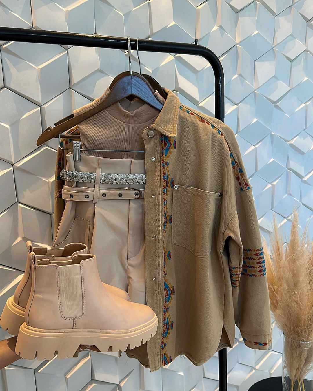 H型 翻领 文字图案 边缘装饰 暗土褐色 太妃糖 基础扣饰  - VALI鞋履AI设计主图