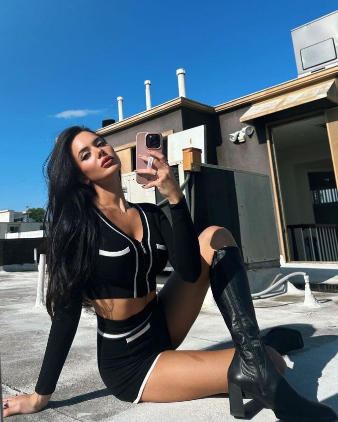 弹力面料 截短型 V领 撞色/渐变 边缘装饰 蓝黑色 性感 