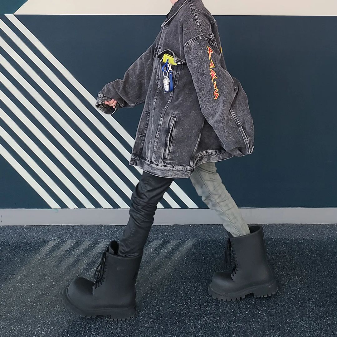 牛仔面料 H型 翻领 文字图案 贴布绣 洗水 深铁灰 剑灰色 夜空色 基础扣饰 徽章  - VALI鞋履AI设计主图