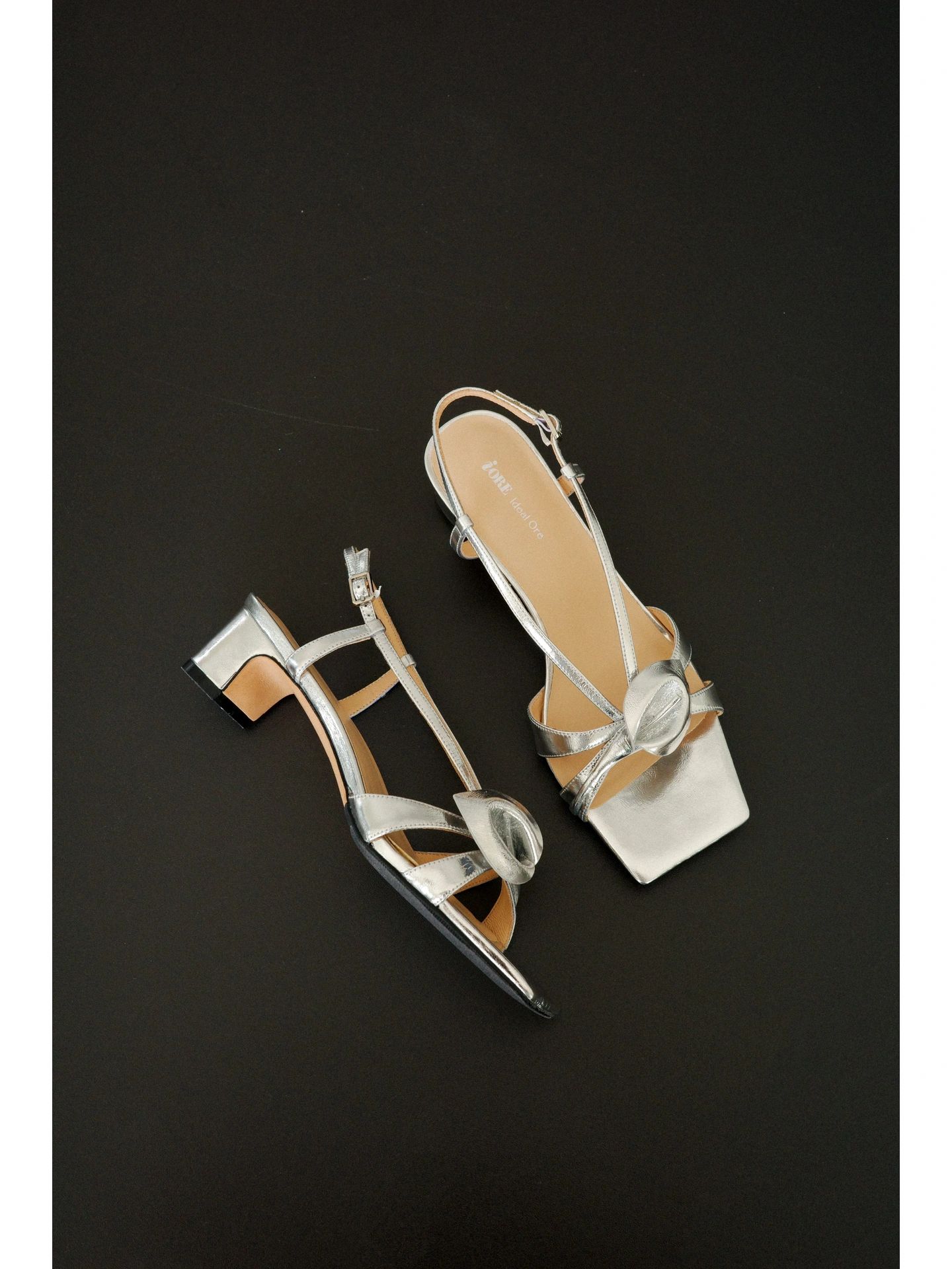 中跟 粗跟 无帮 袢扣 皮革  - VALI鞋履AI设计主图