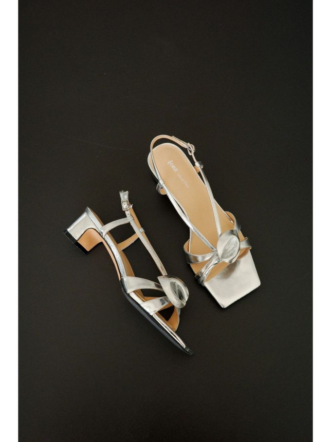 中跟 粗跟 无帮 袢扣 皮革 