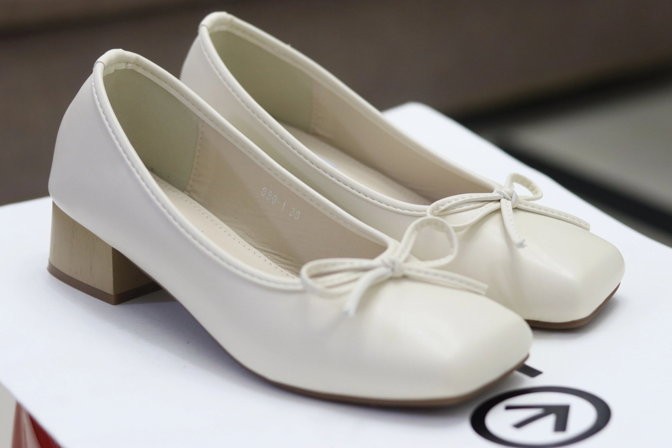 低跟 粗跟 方头 低帮 一脚蹬 浅口鞋 皮革  - VALI鞋履AI设计主图