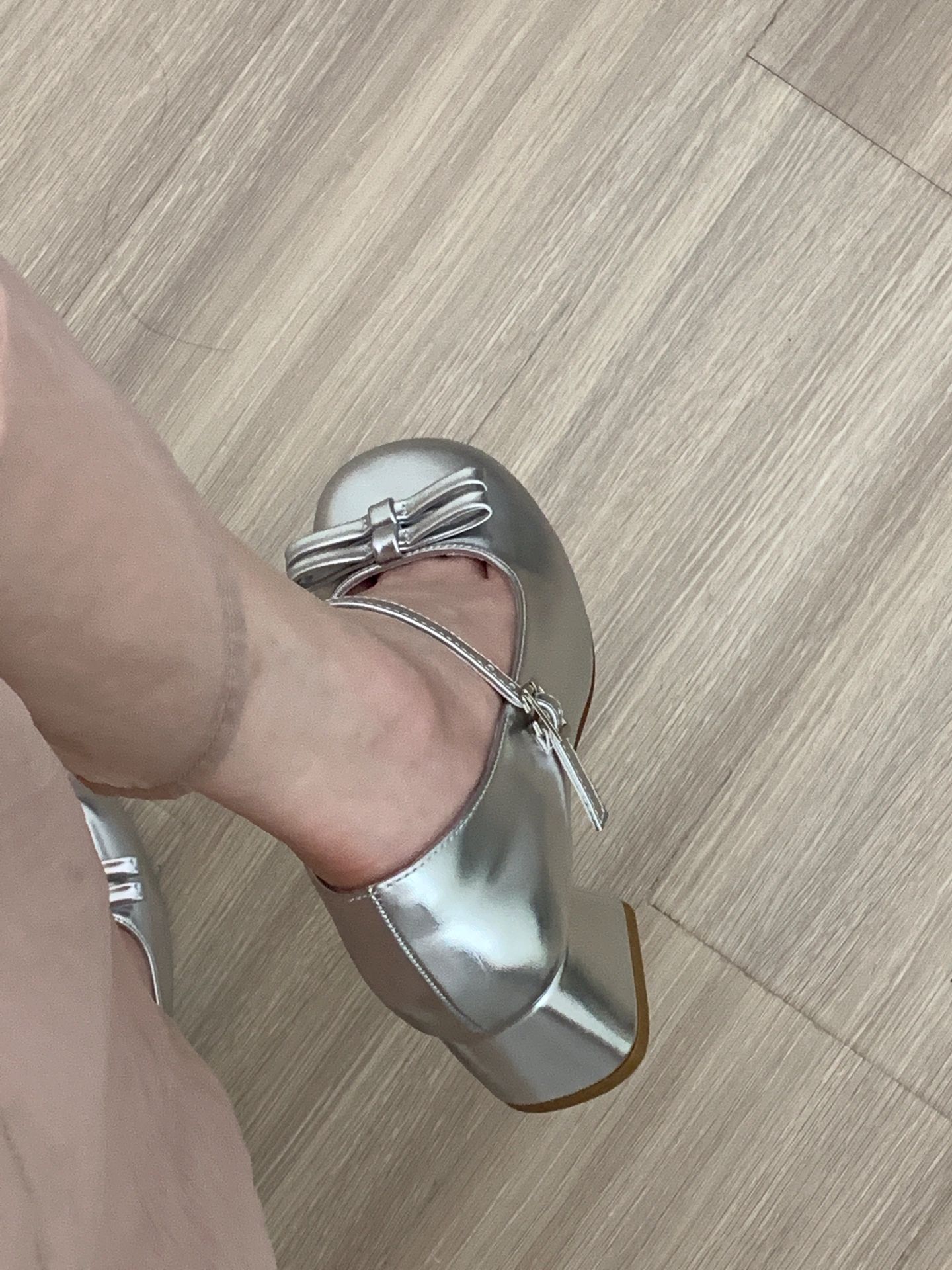 异形头-分趾 袢扣 浅口鞋 皮革  - VALI鞋履AI设计主图