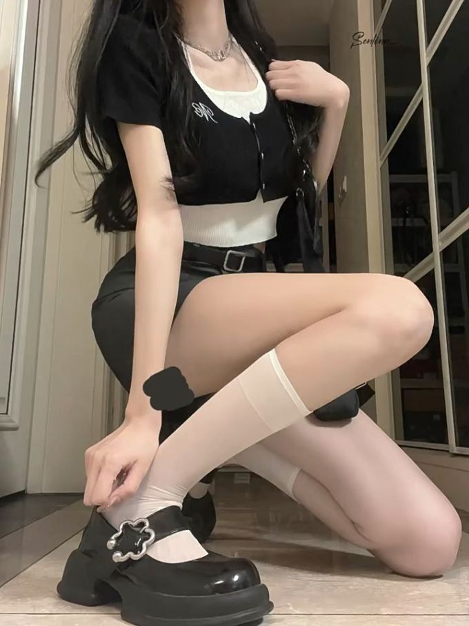 V领 文字图案 边缘装饰 踢踏舞鞋色 基础扣饰 