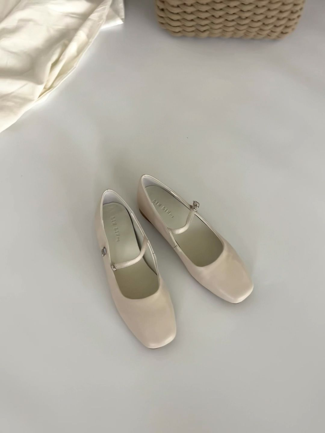 方头 袢扣 浅口鞋 皮革  - VALI鞋履AI设计主图