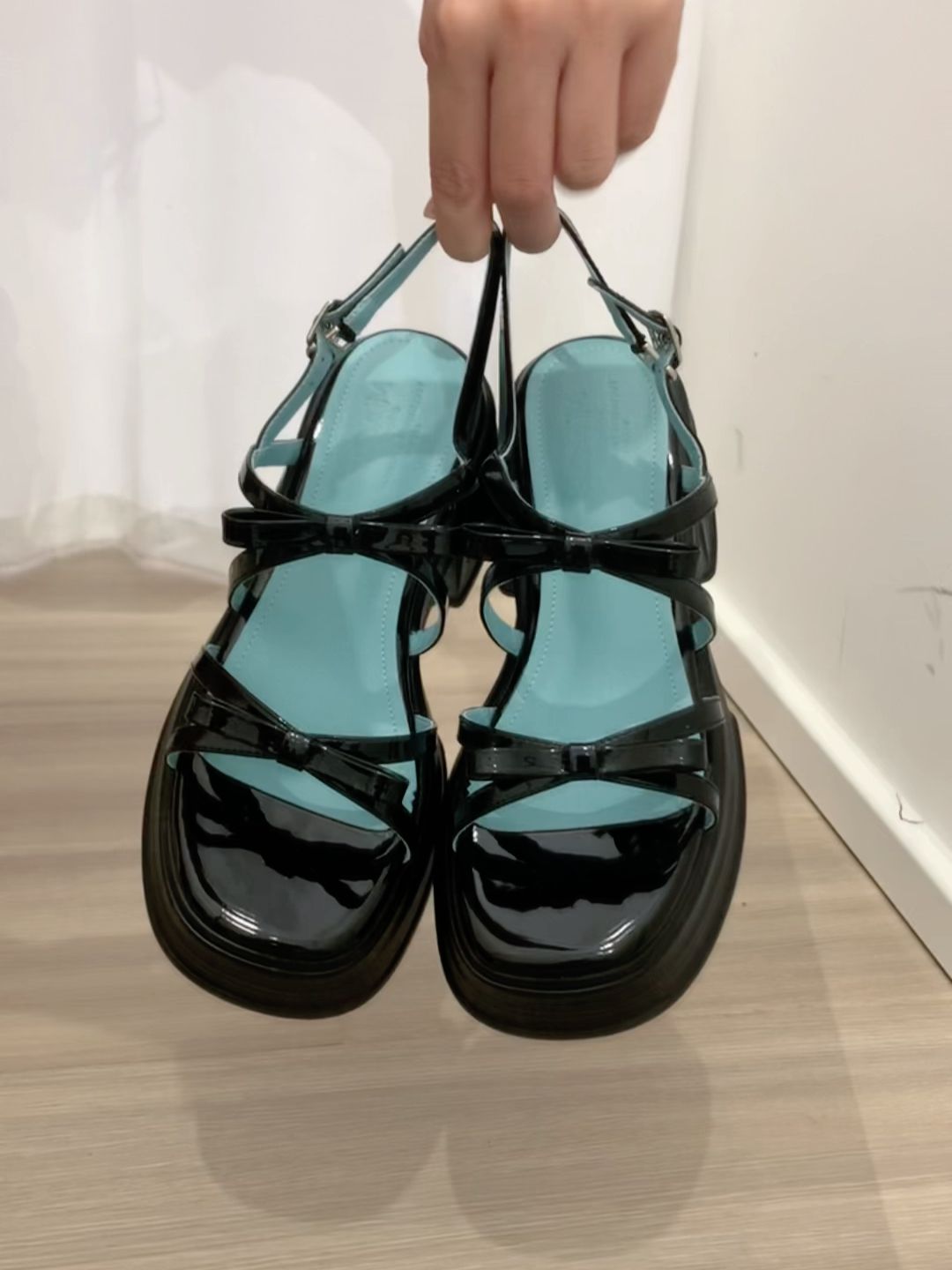 无帮 袢扣 皮革  - VALI鞋履AI设计主图