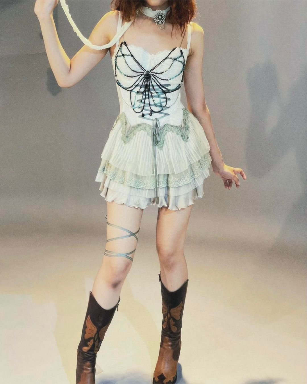 雪纺 A型 V领 撞色/渐变 层叠 打结-扭结 边缘装饰 水洗蓝 冰凌色 蕾丝花边 甜美 性感  - VALI鞋履AI设计主图