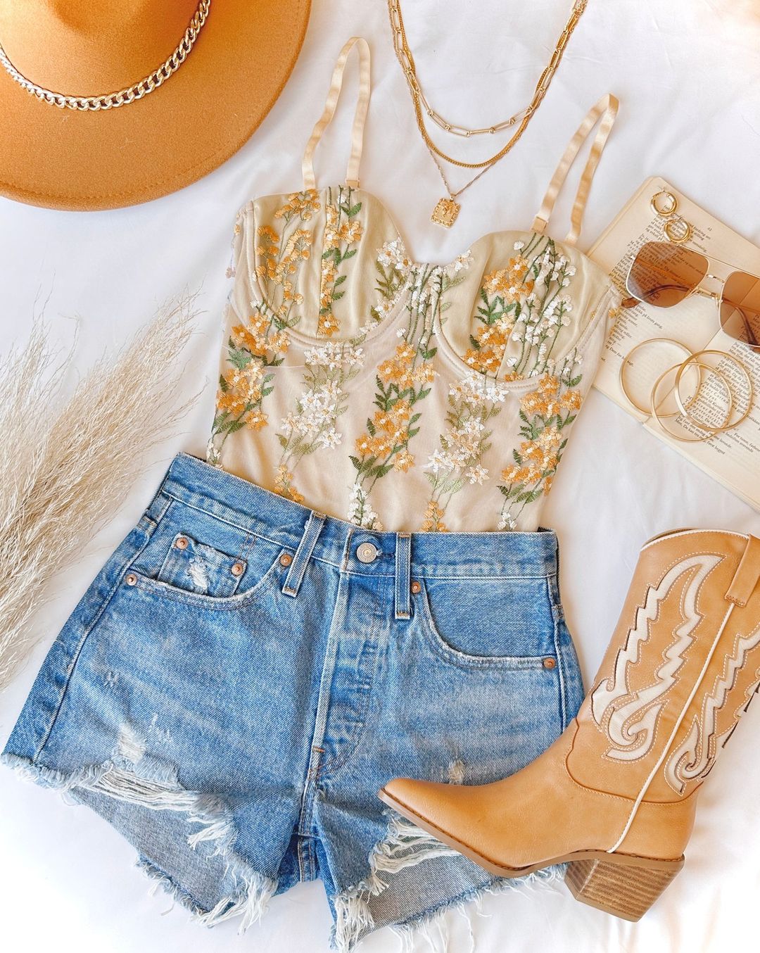 牛仔面料 洗水 磨损破洞 毛边 雾霾蓝 基础扣饰 性感  - VALI鞋履AI设计主图