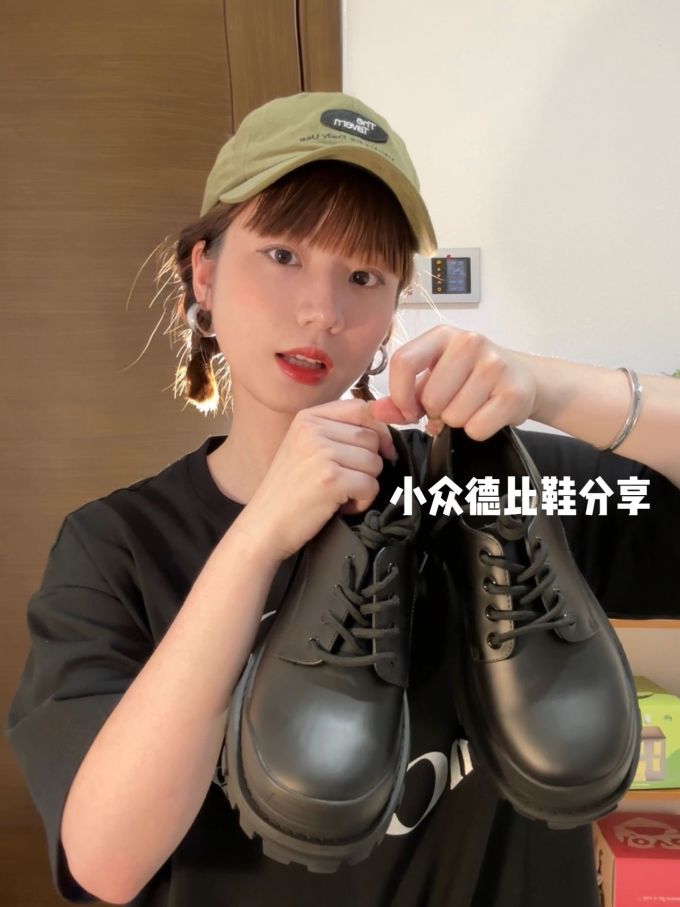 皮革面料 H型 圆形领 文字图案 压花-轧花 咖啡豆棕 巧克力棕色 都市 