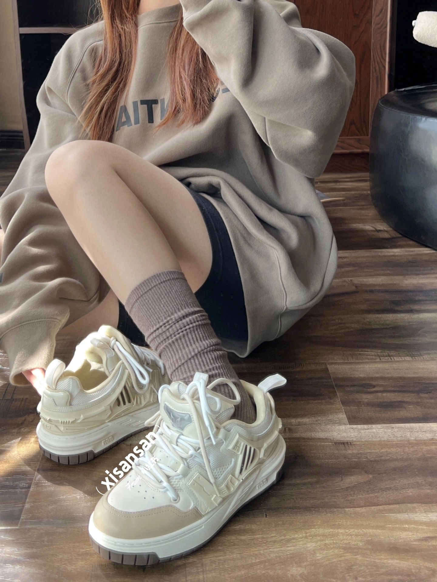 针织面料 O型 圆形领 文字图案 印花 蓝黑色 岩脊色 巧克力棕色 蘑菇色  - VALI鞋履AI设计主图