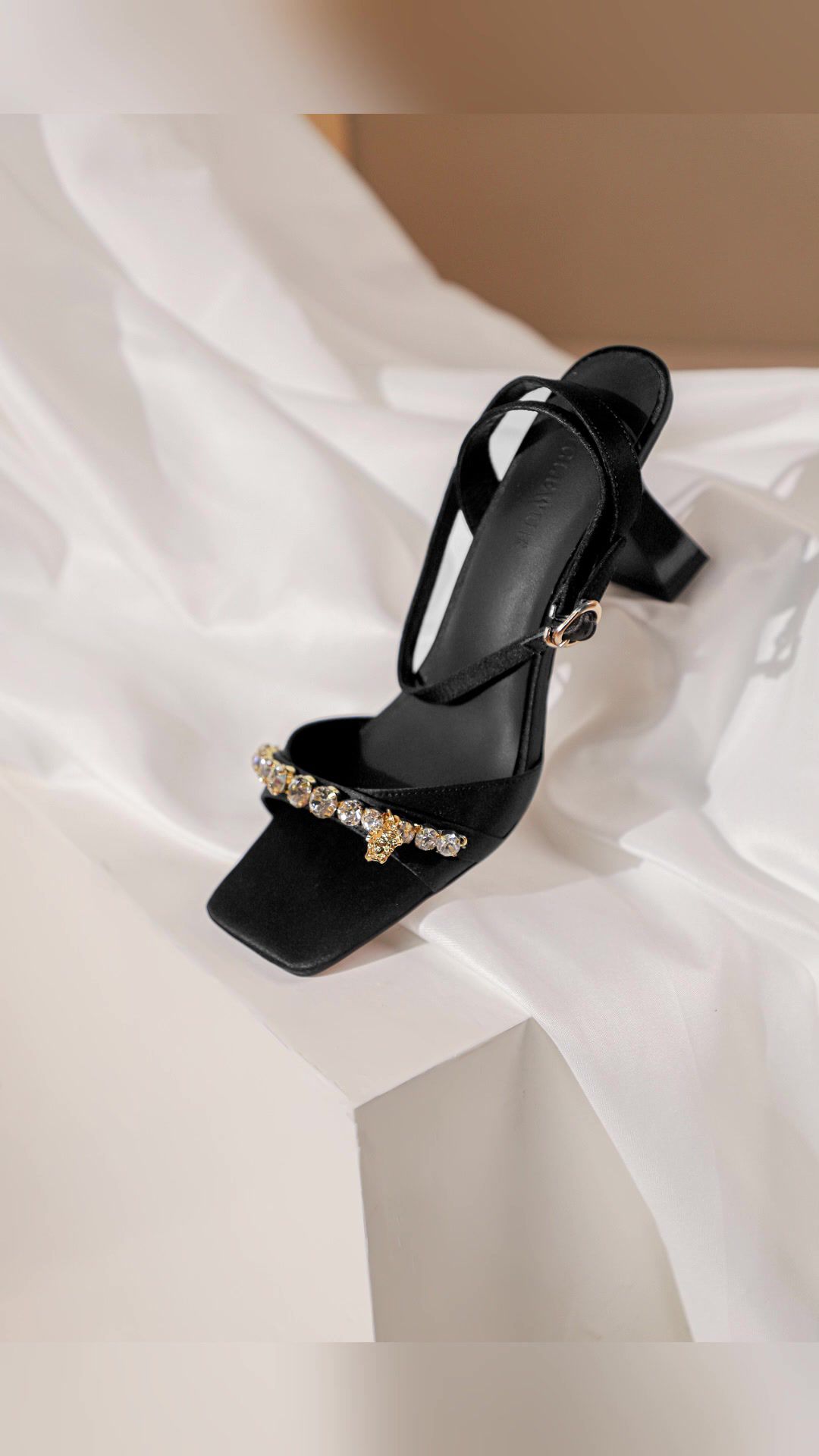 粗跟 无帮 袢扣 皮革  - VALI鞋履AI设计主图