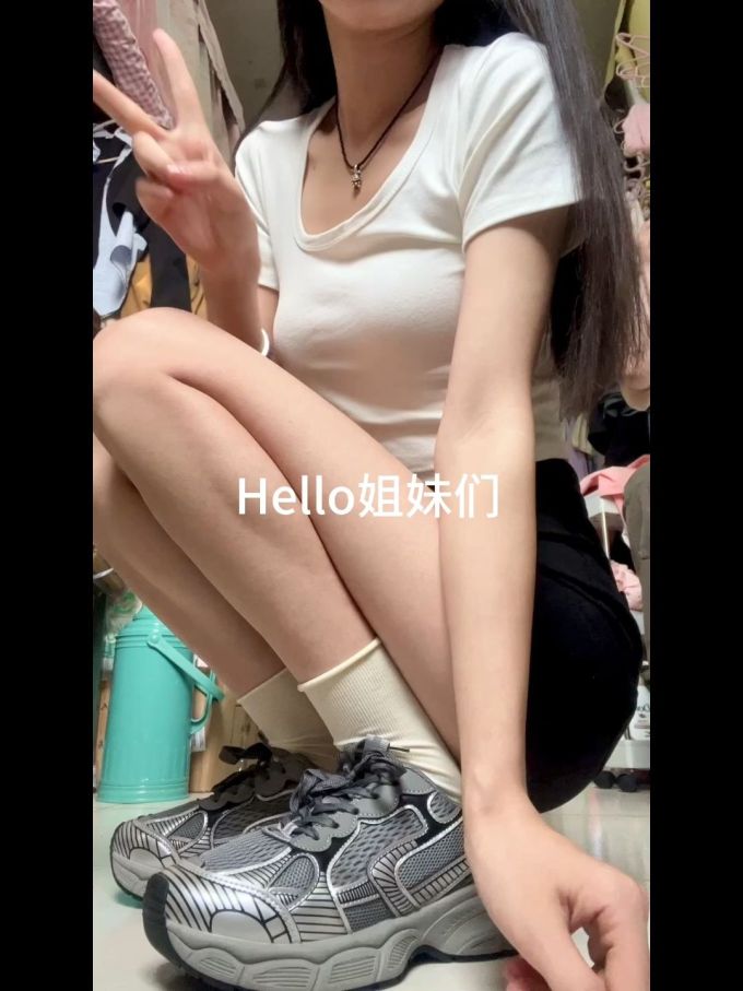 针织面料 圆形领 气泡白 深牛奶咖啡色 基础扣饰 