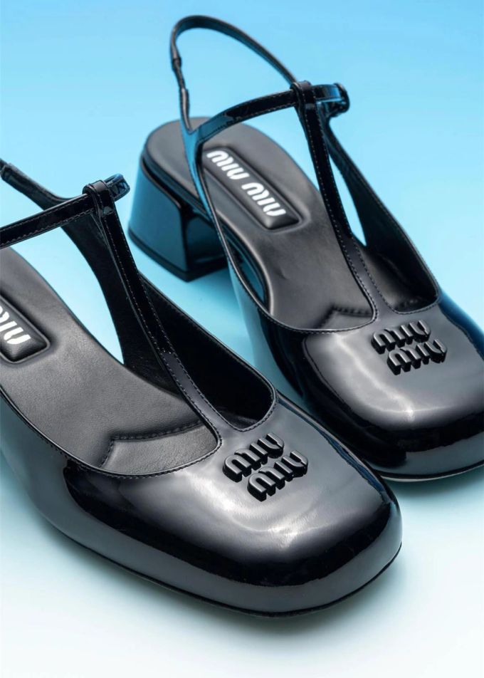 粗跟 无帮 袢扣 皮革 