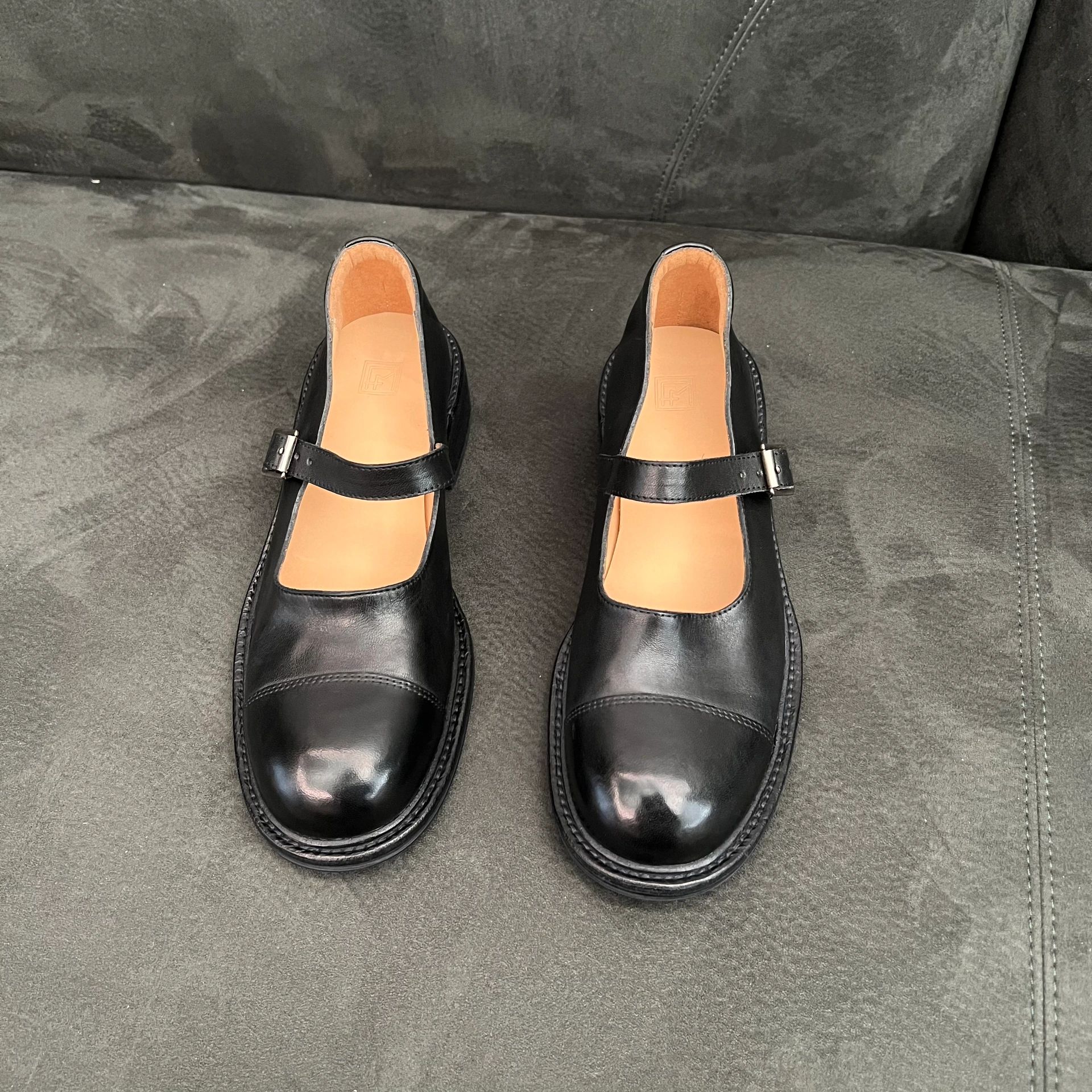 圆头 袢扣 中口鞋 皮革  - VALI鞋履AI设计主图