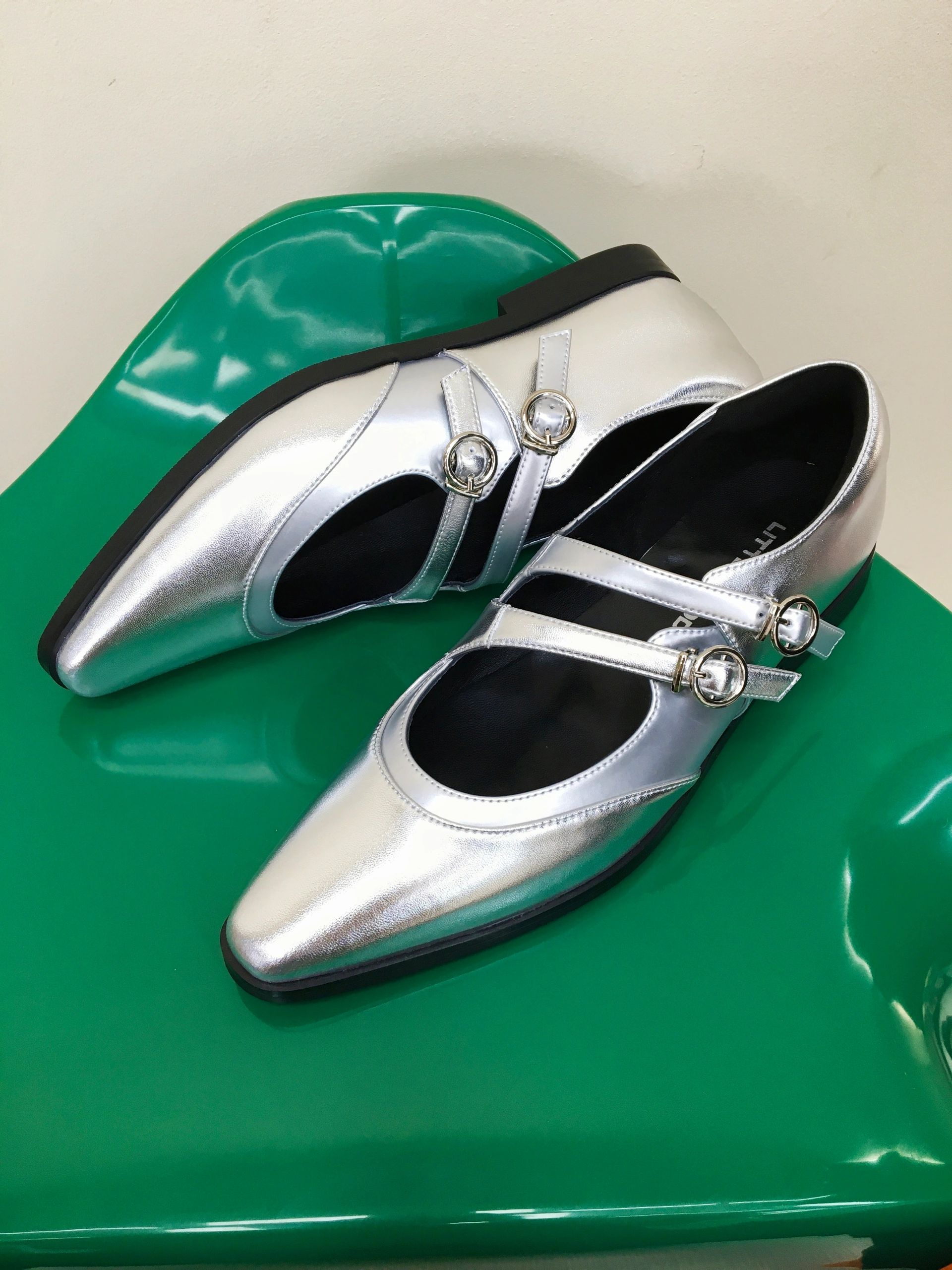 尖头 袢扣 中口鞋 皮革  - VALI鞋履AI设计主图