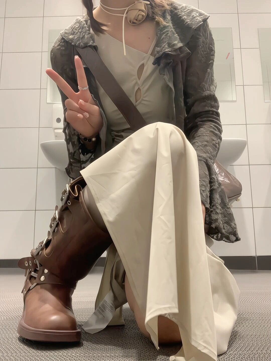 雪纺 H型 荷叶边 巧克力棕色 浅米灰色 极简  - VALI鞋履AI设计主图