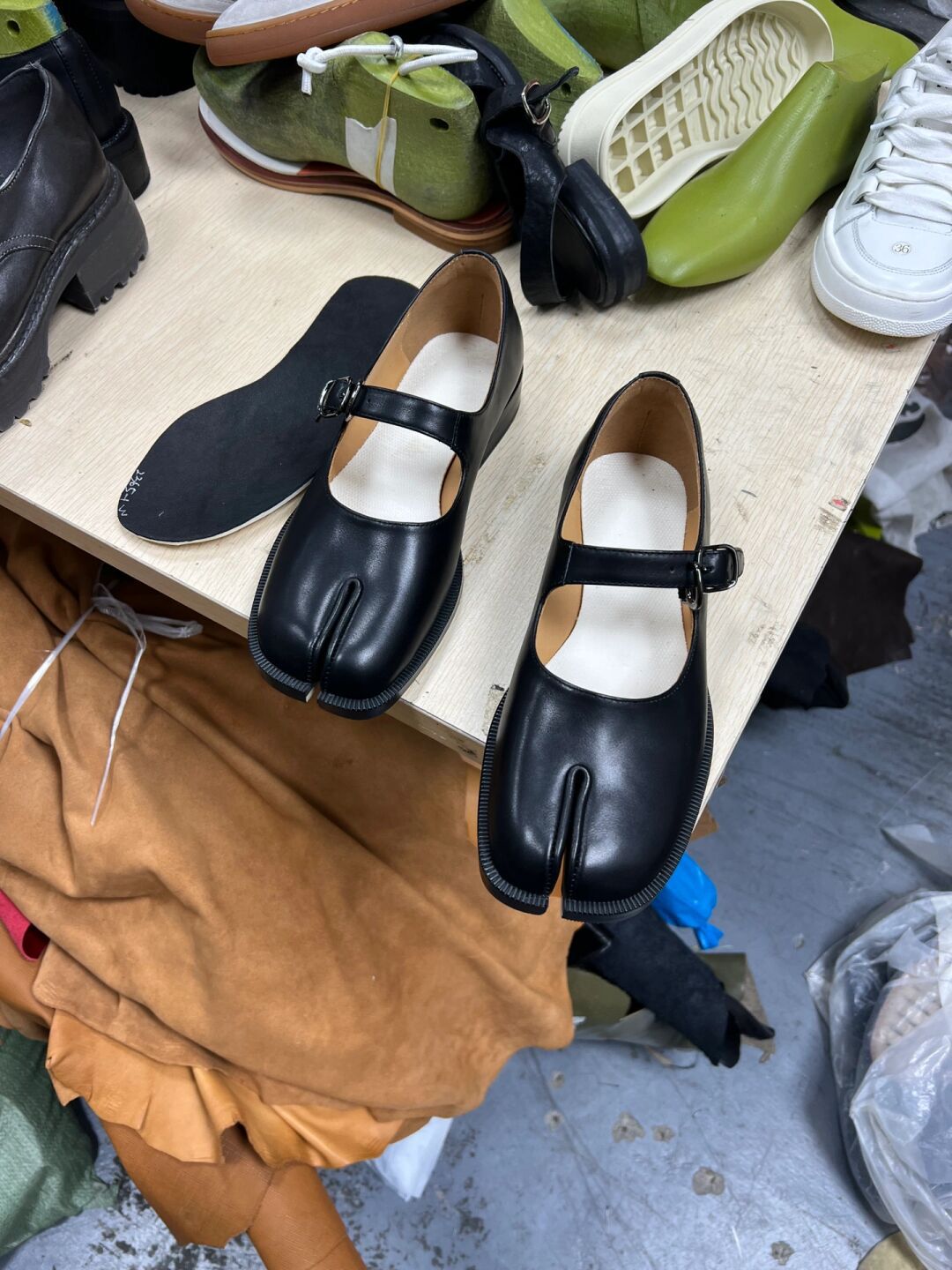 异形头-分趾 袢扣 皮革  - VALI鞋履AI设计主图