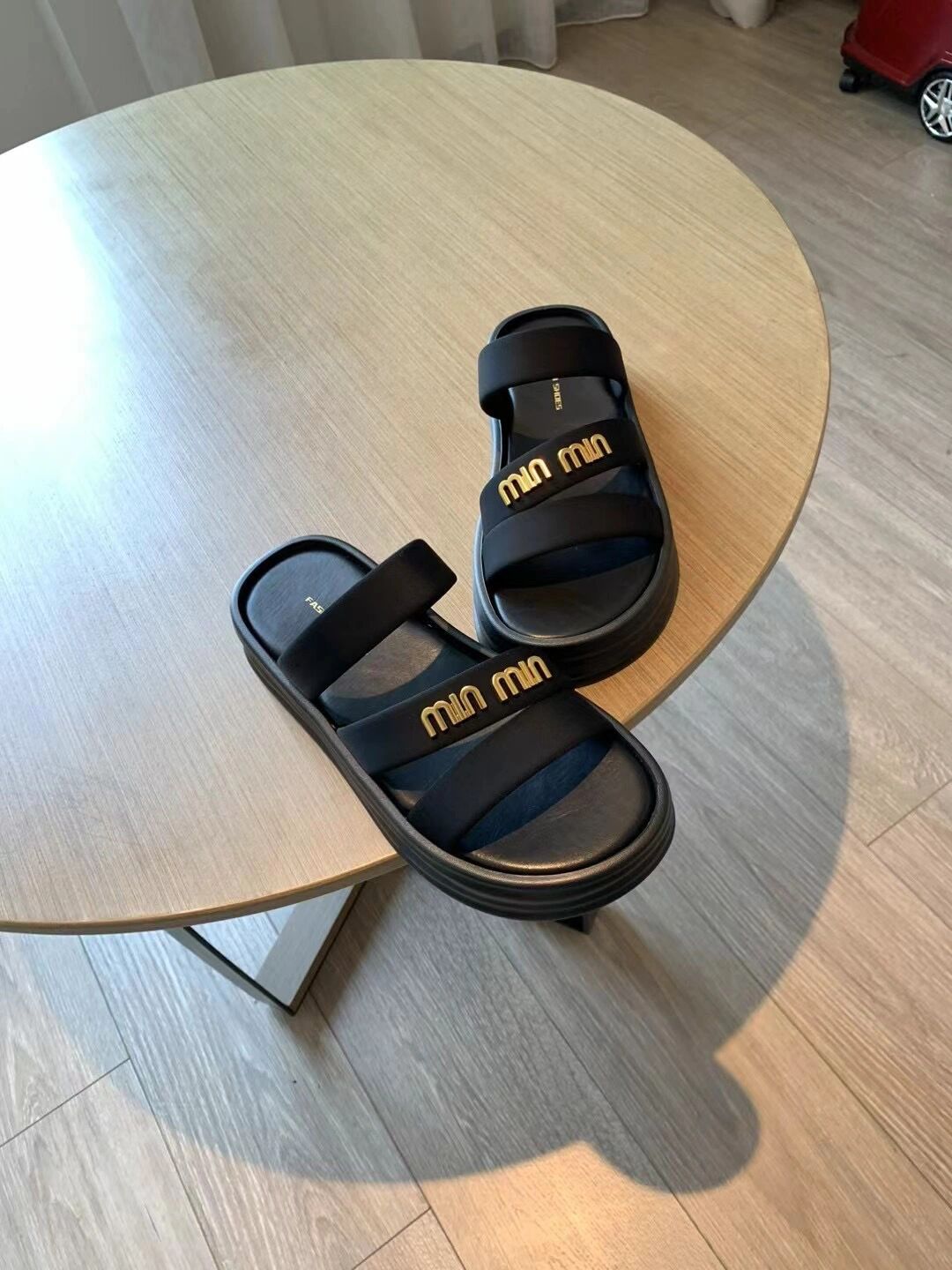 无帮  - VALI鞋履AI设计主图