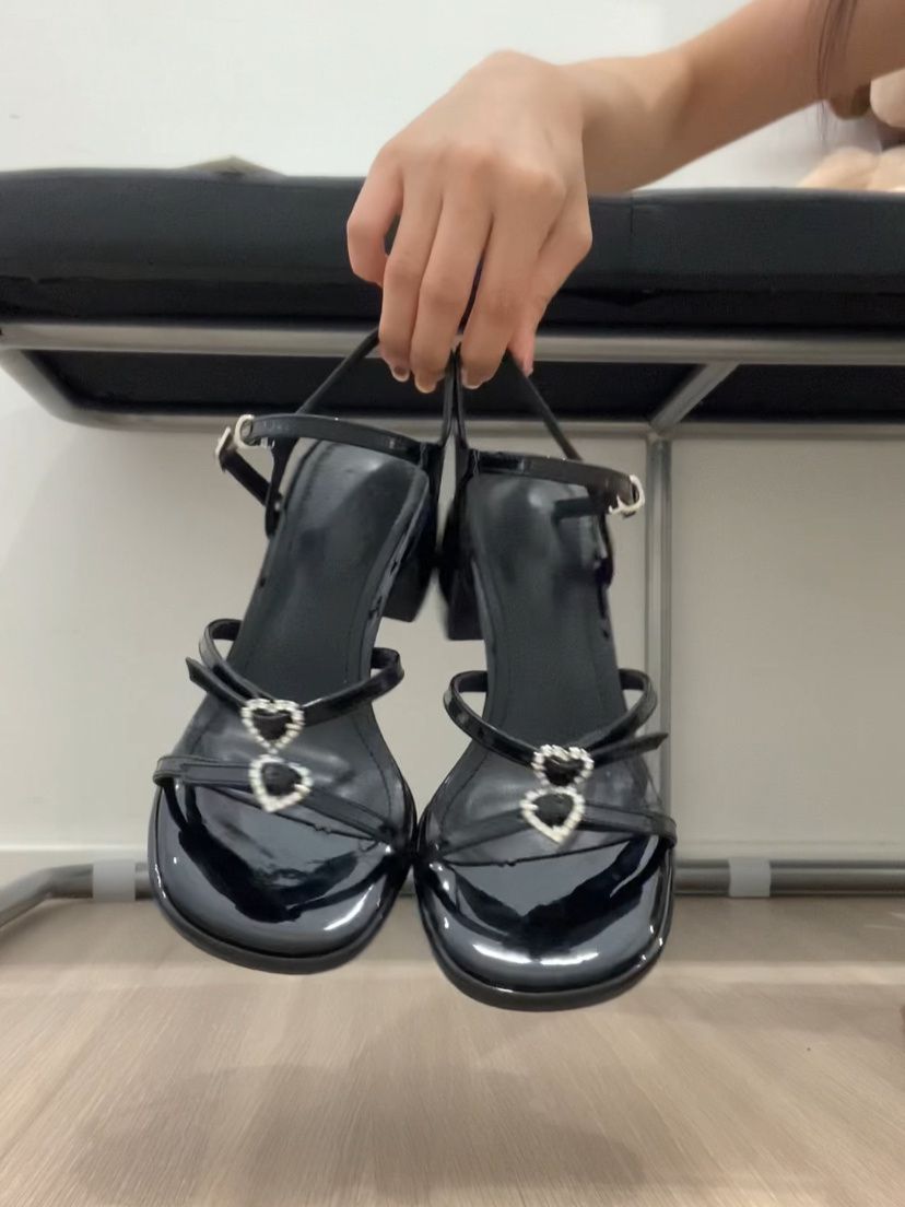 圆头 袢扣 中口鞋 皮革  - VALI鞋履AI设计主图