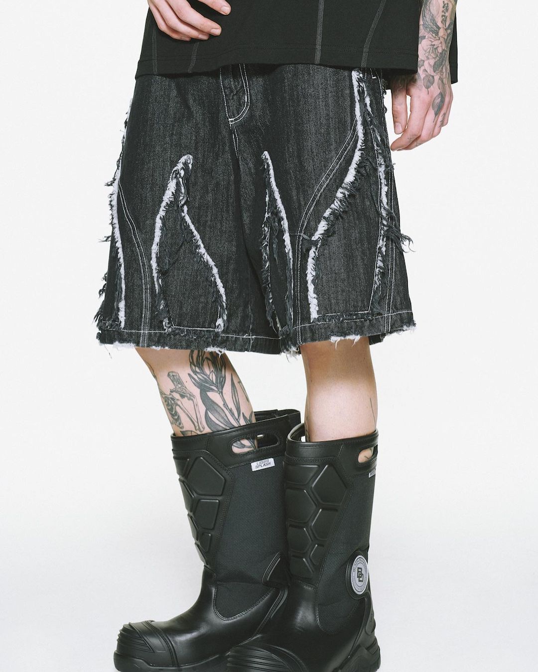 牛仔面料 撞色线迹 洗水 磨损破洞 毛边 海盗黑 前卫  - VALI鞋履AI设计主图