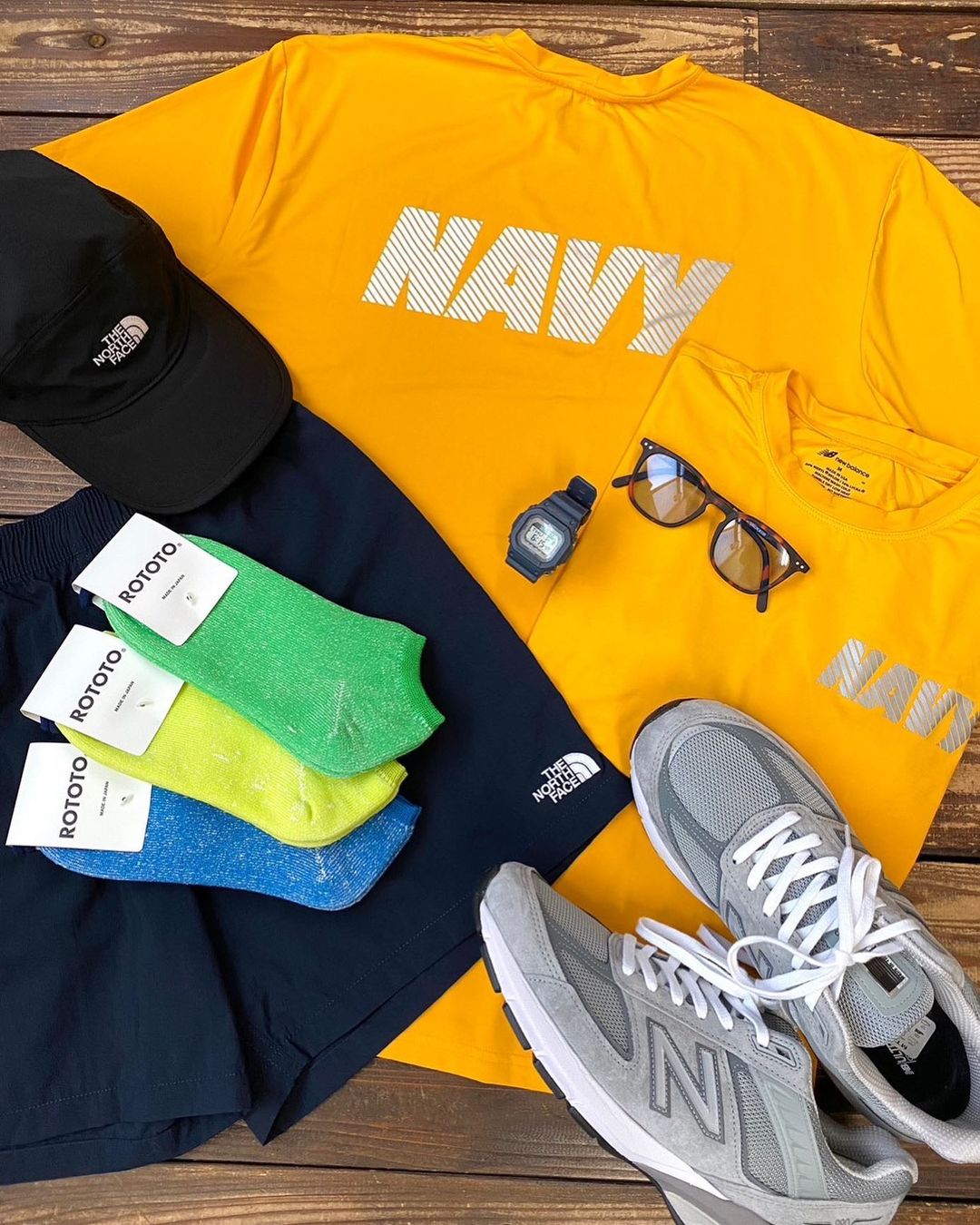 针织面料 圆形领 文字图案 印花 熔金黄 深蓝黑色  - VALI鞋履AI设计主图