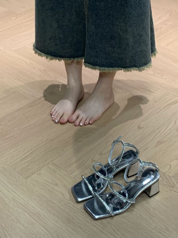 粗跟 无帮 袢扣 皮革 