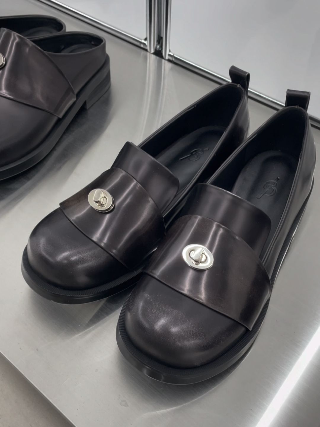 圆头 低帮 一脚蹬 深口鞋 皮革  - VALI鞋履AI设计主图