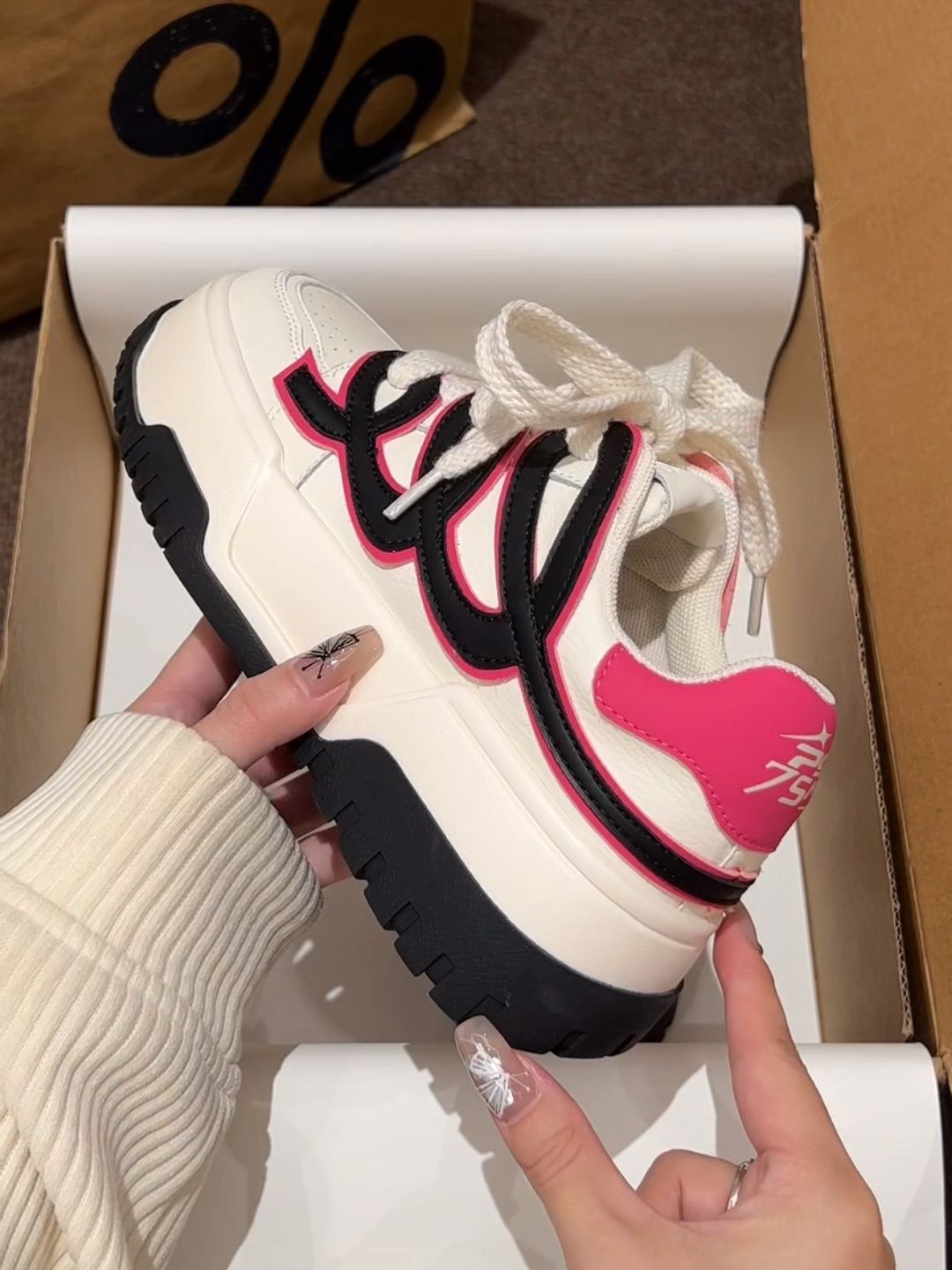 低帮 系带 魔术贴  - VALI鞋履AI设计主图