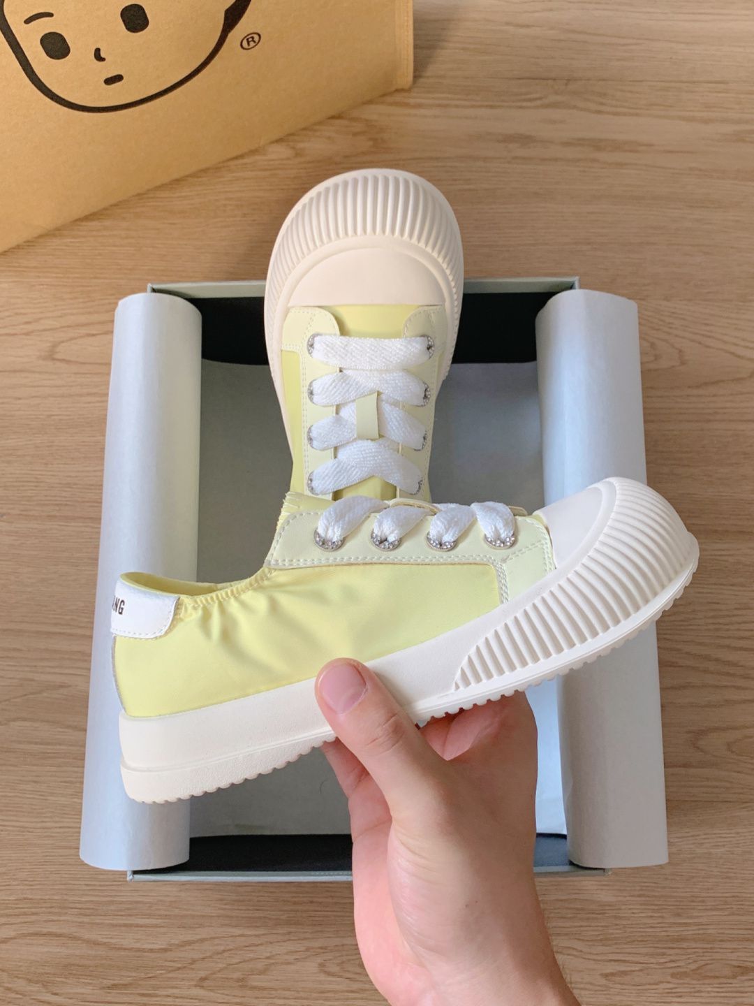 高帮  - VALI鞋履AI设计主图