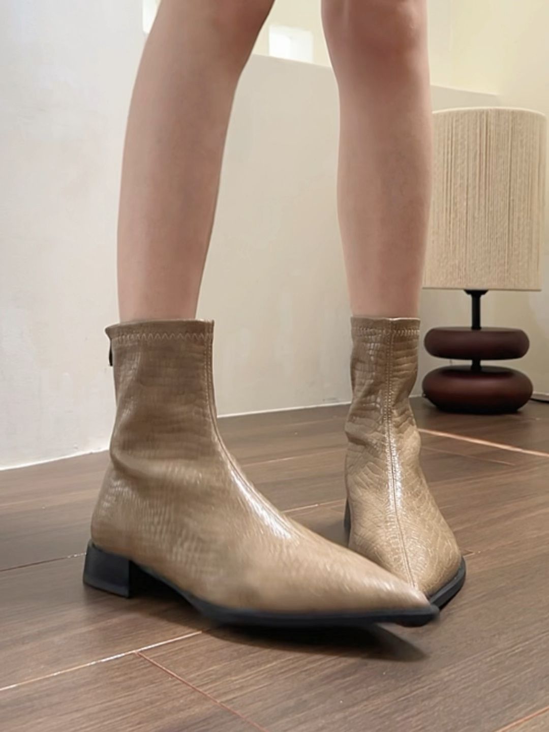 低跟 粗跟 尖头 皮革  - VALI鞋履AI设计主图