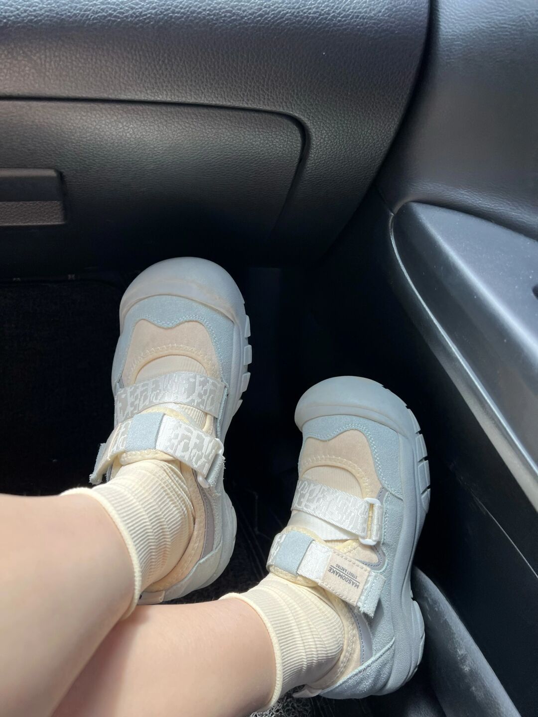 圆头 插扣 中口鞋 皮革 魔术贴  - VALI鞋履AI设计主图