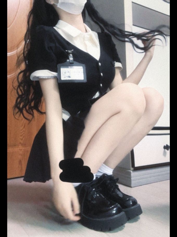 截短型 V领 撞色/渐变 拼接 踢踏舞鞋色 基础扣饰 学院风 