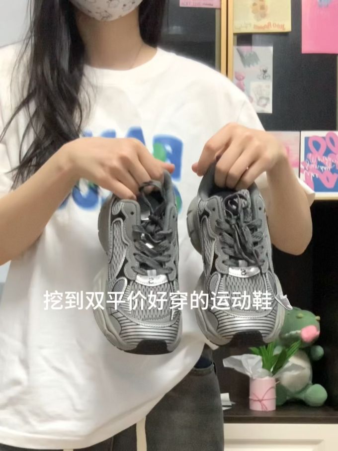 针织面料 圆形领 文字图案 印花 糖 葵白色