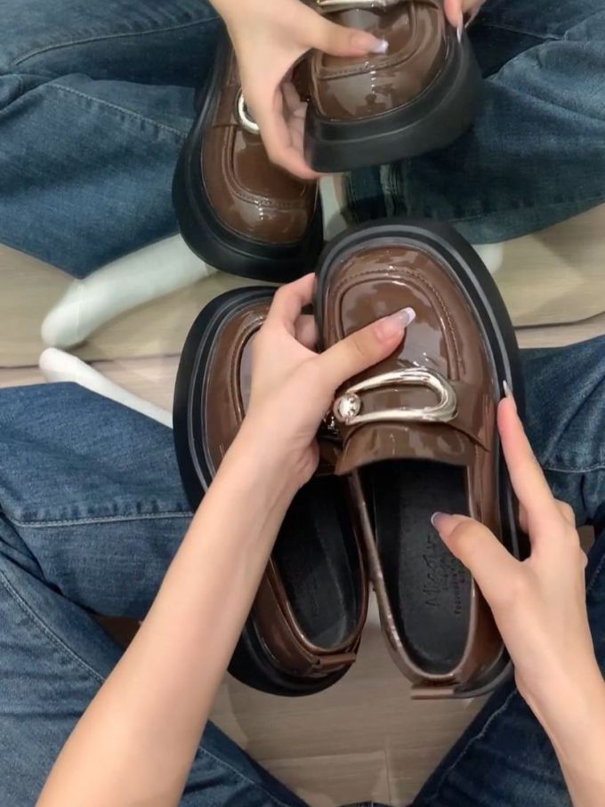圆头 低帮 袢扣 深口鞋 皮革 