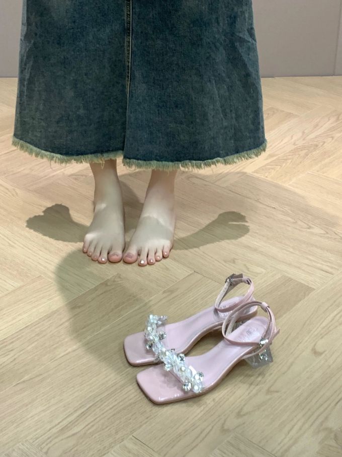 粗跟 无帮 袢扣 皮革 