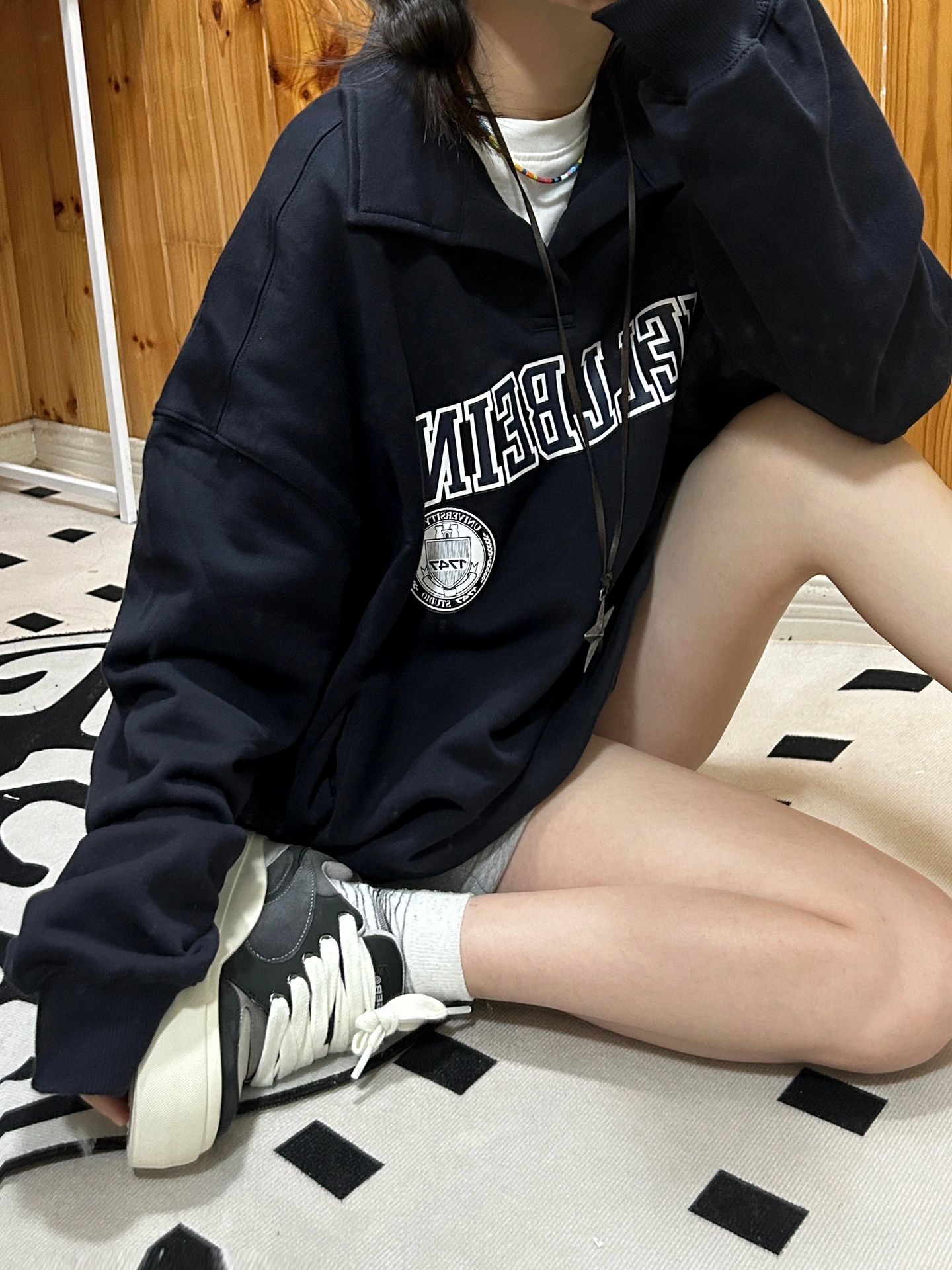 针织面料 翻领 文字图案 印花 蓝黑色 潮牌 韩系休闲 休闲  - VALI鞋履AI设计主图