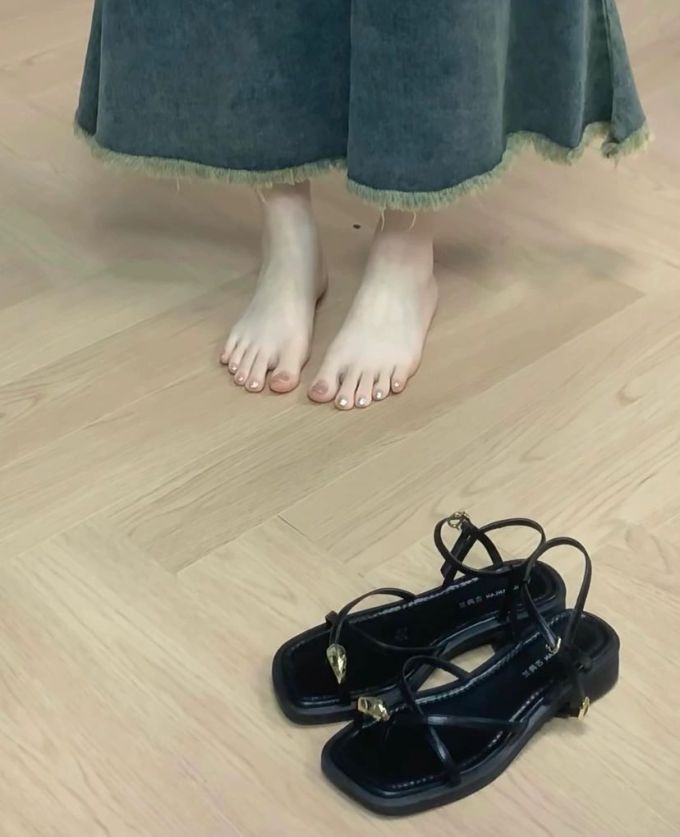 低跟 粗跟 无帮 袢扣 皮革 