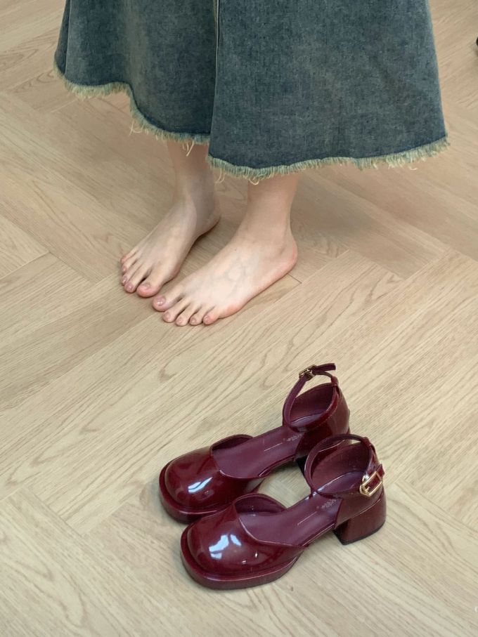 粗跟 无帮 袢扣 皮革 