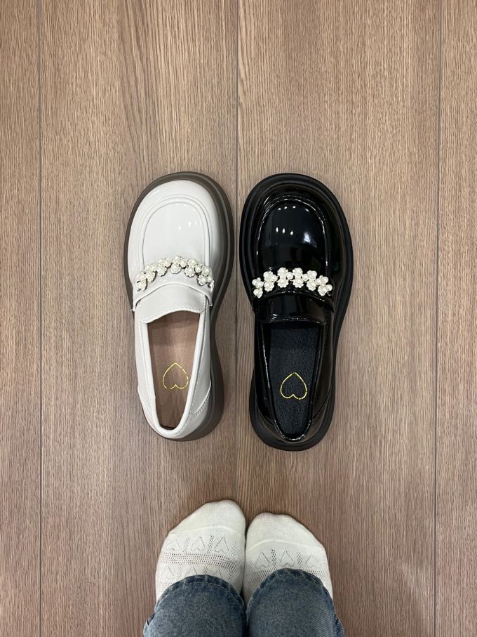 圆头 低帮 一脚蹬 袢扣 深口鞋 皮革
