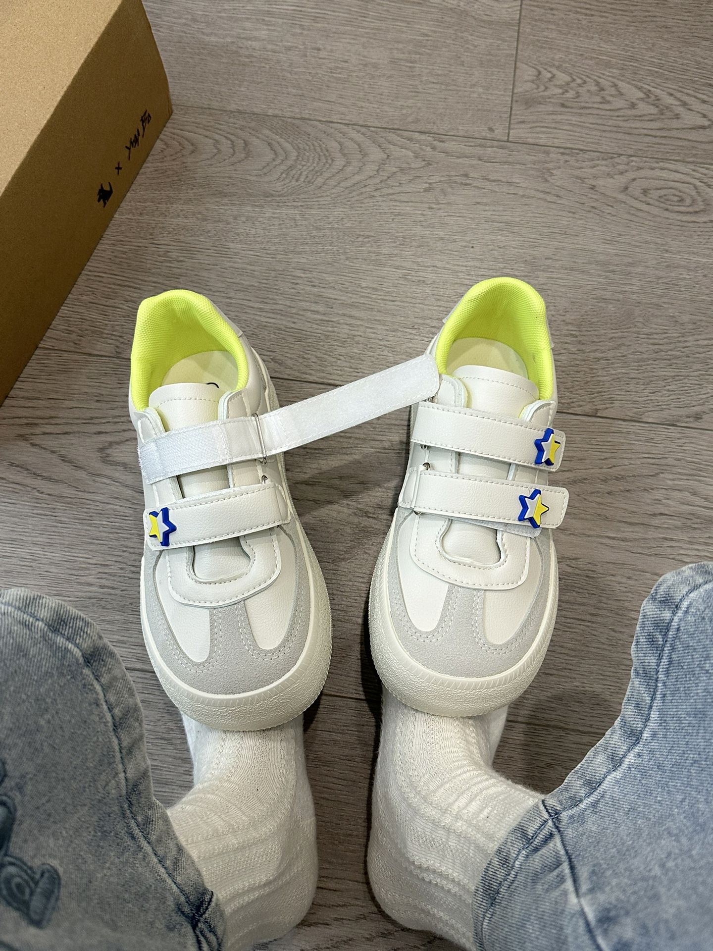 魔术贴  - VALI鞋履AI设计主图