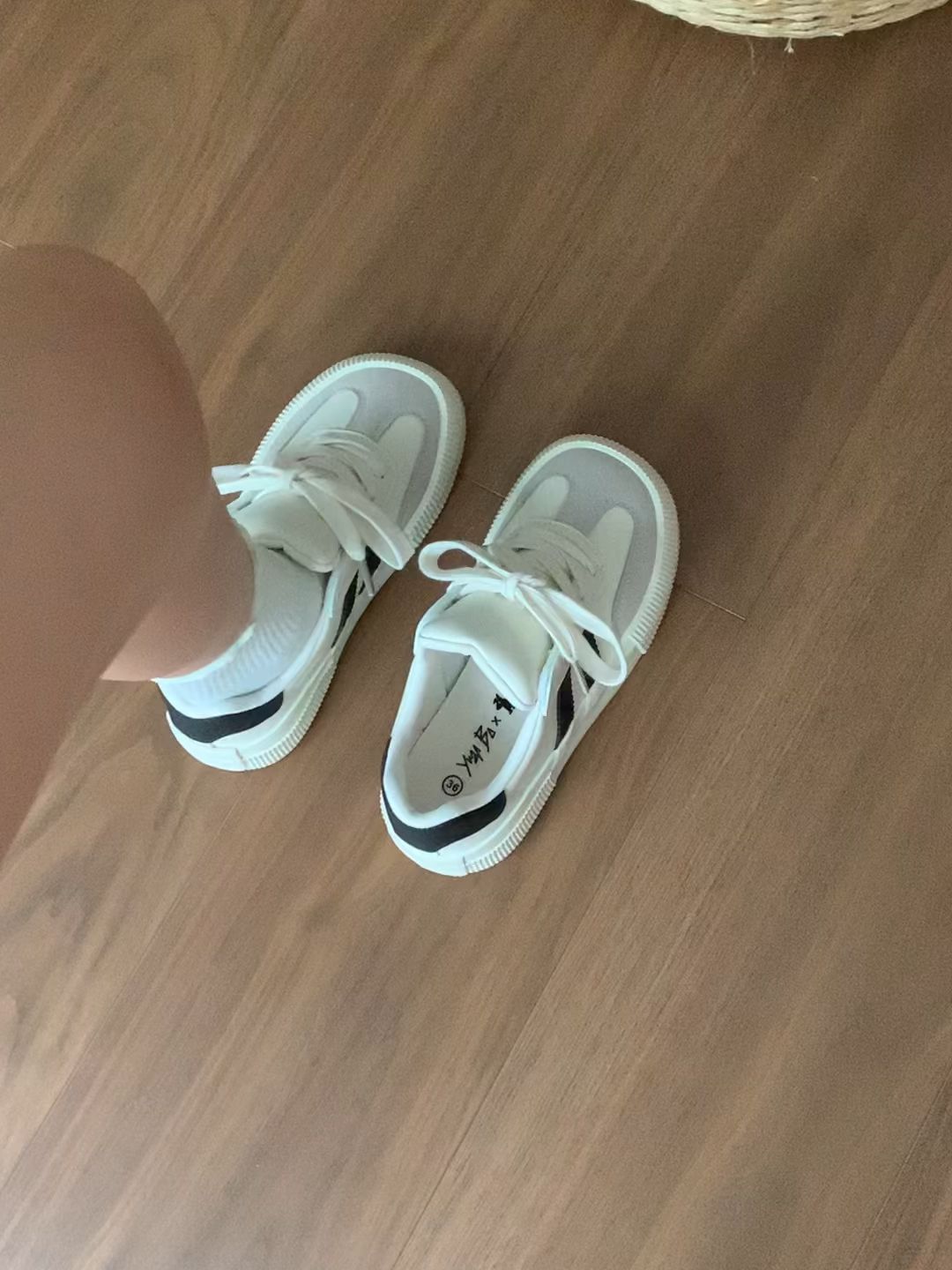 魔术贴  - VALI鞋履AI设计主图