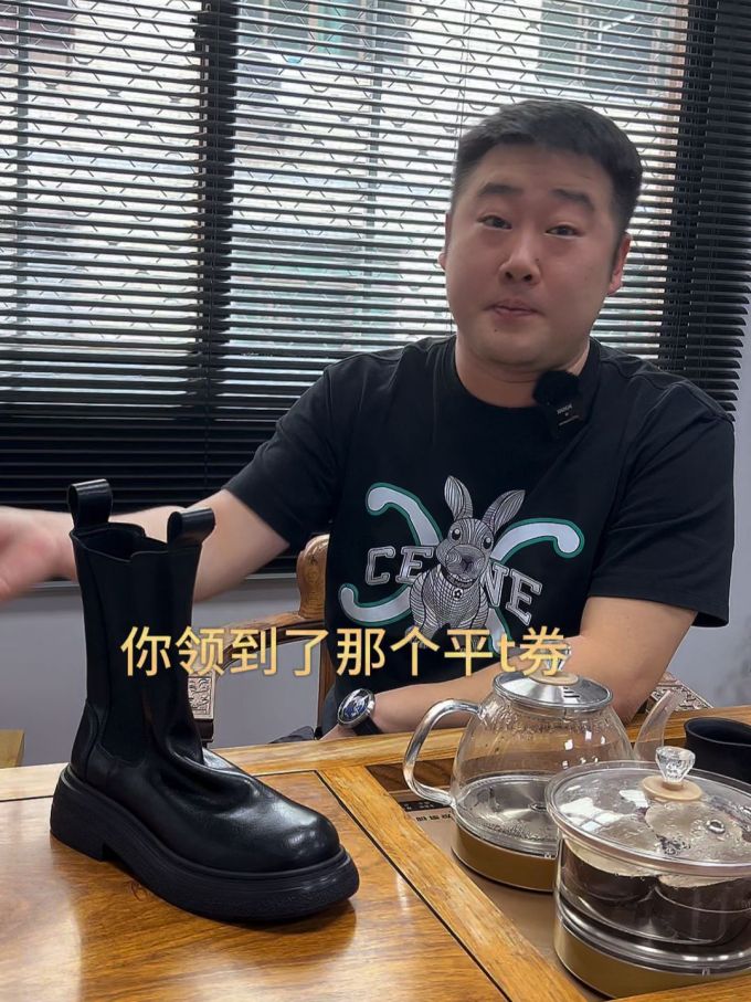 针织面料 圆形领 文字图案 印花 深蓝黑色